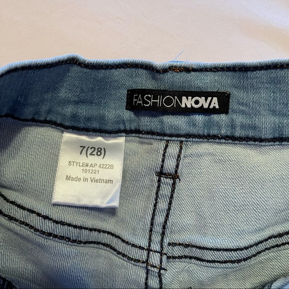 Fashion nova Capri distressed shorts 7/28 - Picture 6 of 6
